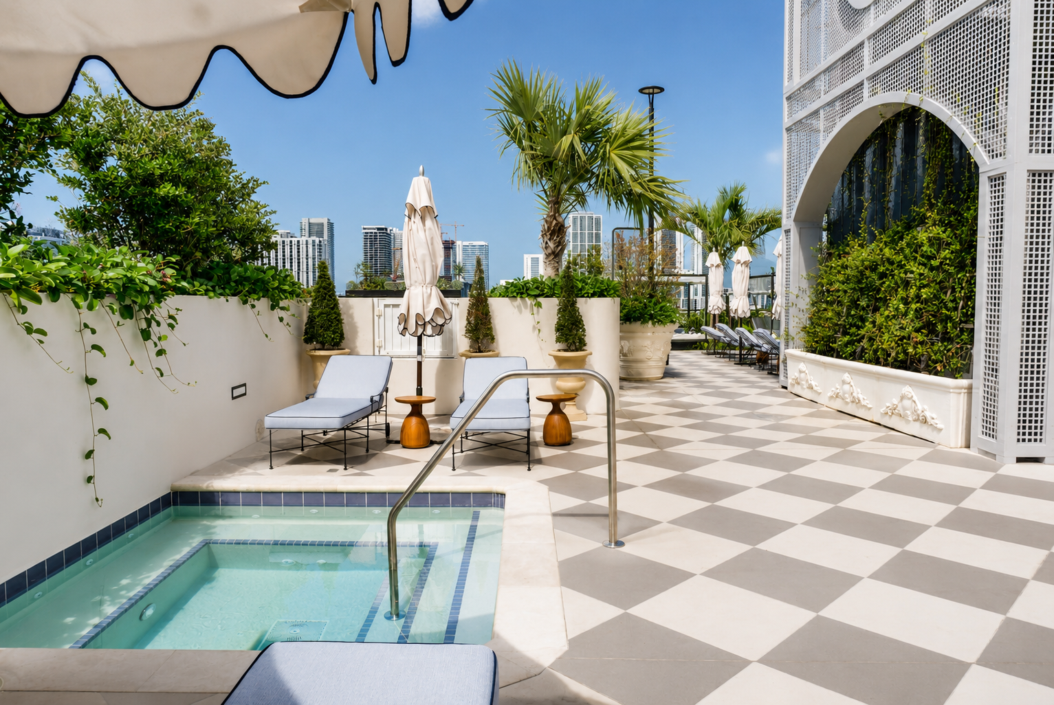 Jacuzzi and sun loungers — palm trees, Miami skyline